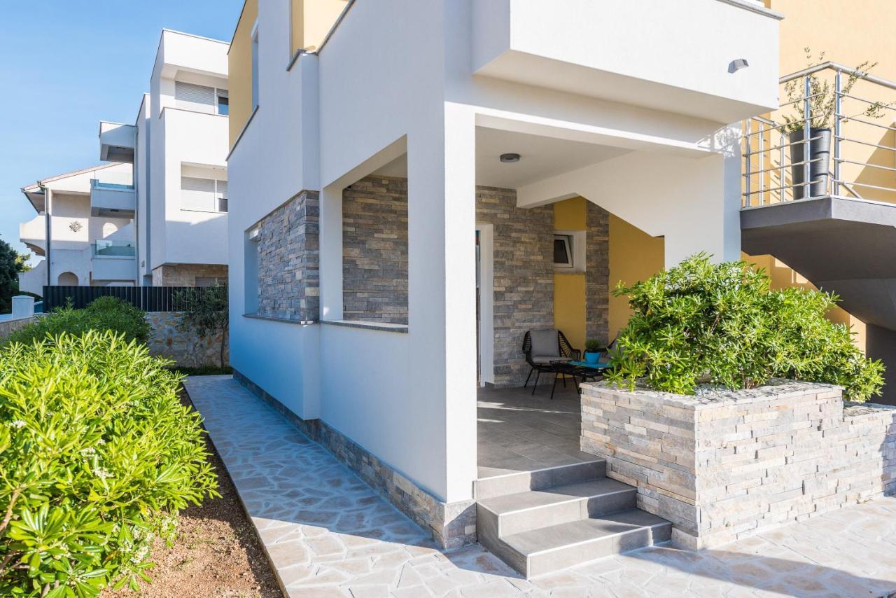 Apartments Yellow Novalja Exterior foto